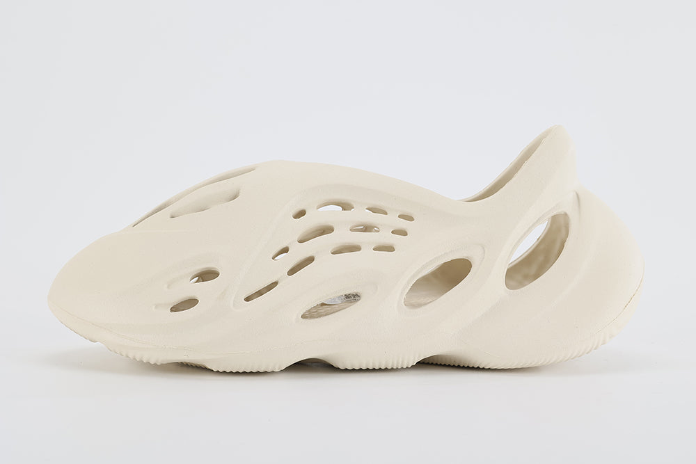 Yeezy Foam Runner ‘Ararat’ - image 9
