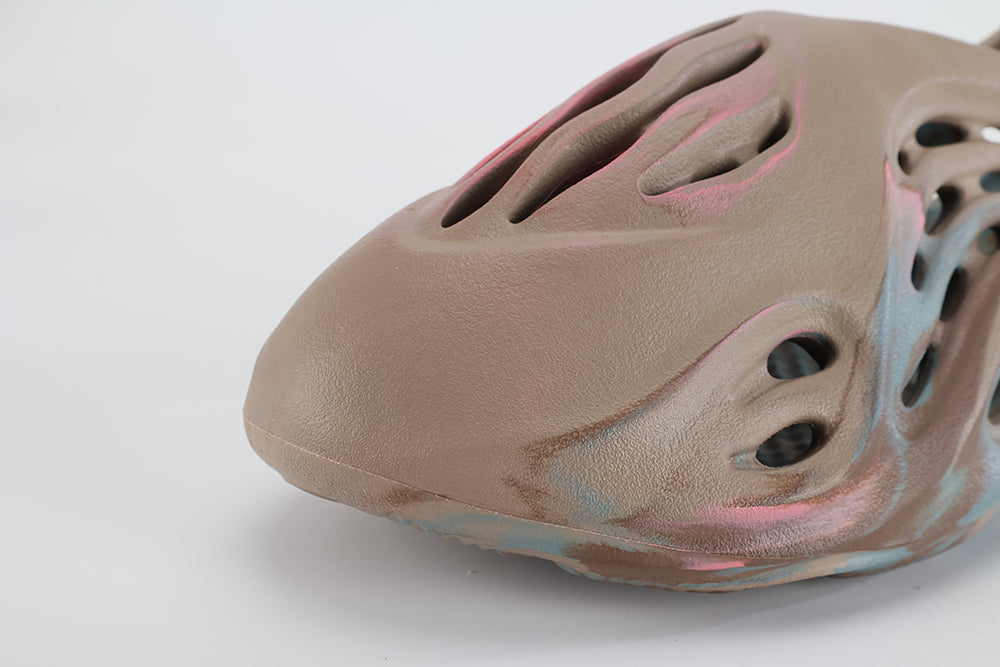 Yeezy Foam Runner ‘MX Sand Grey’ - image 4