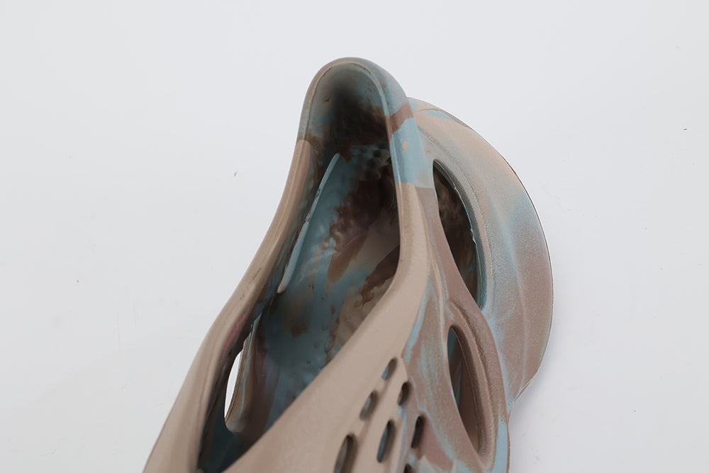 Yeezy Foam Runner ‘MX Sand Grey’ - image 7