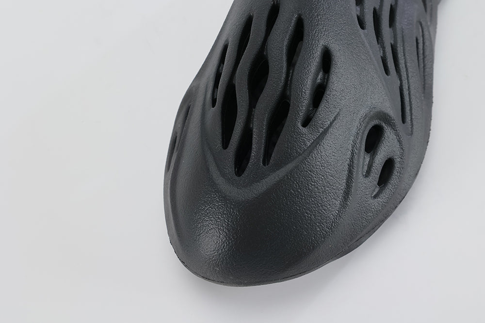 Yeezy Foam Runner ‘Onyx’ - image 2