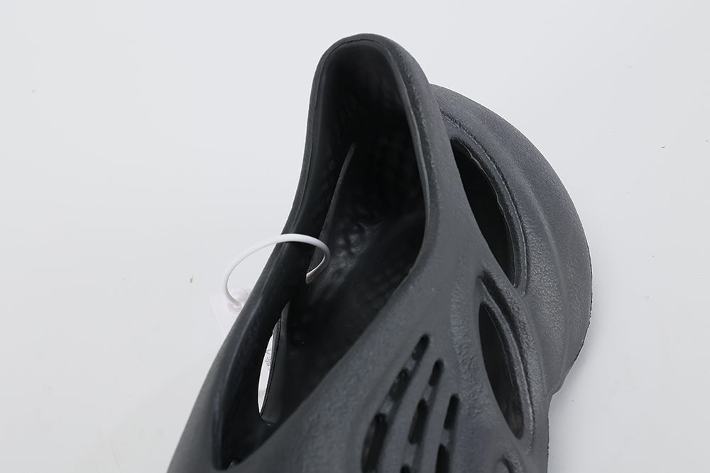 Yeezy Foam Runner ‘Onyx’ - image 3