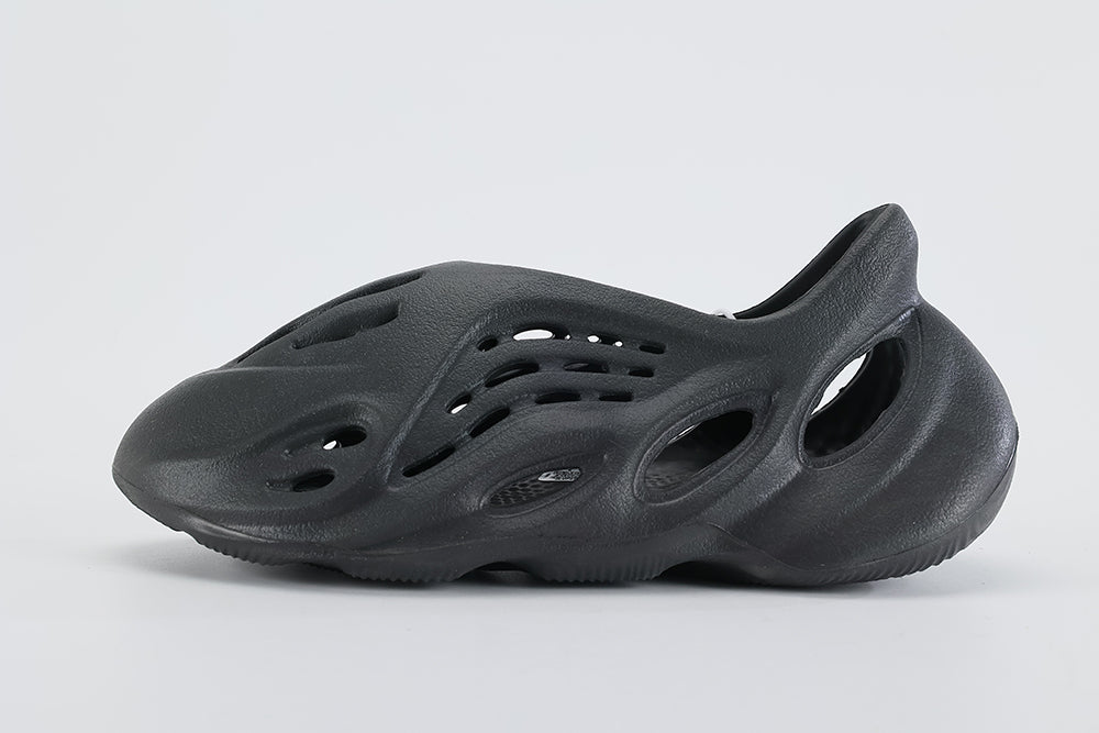 Yeezy Foam Runner ‘Onyx’ - image 6