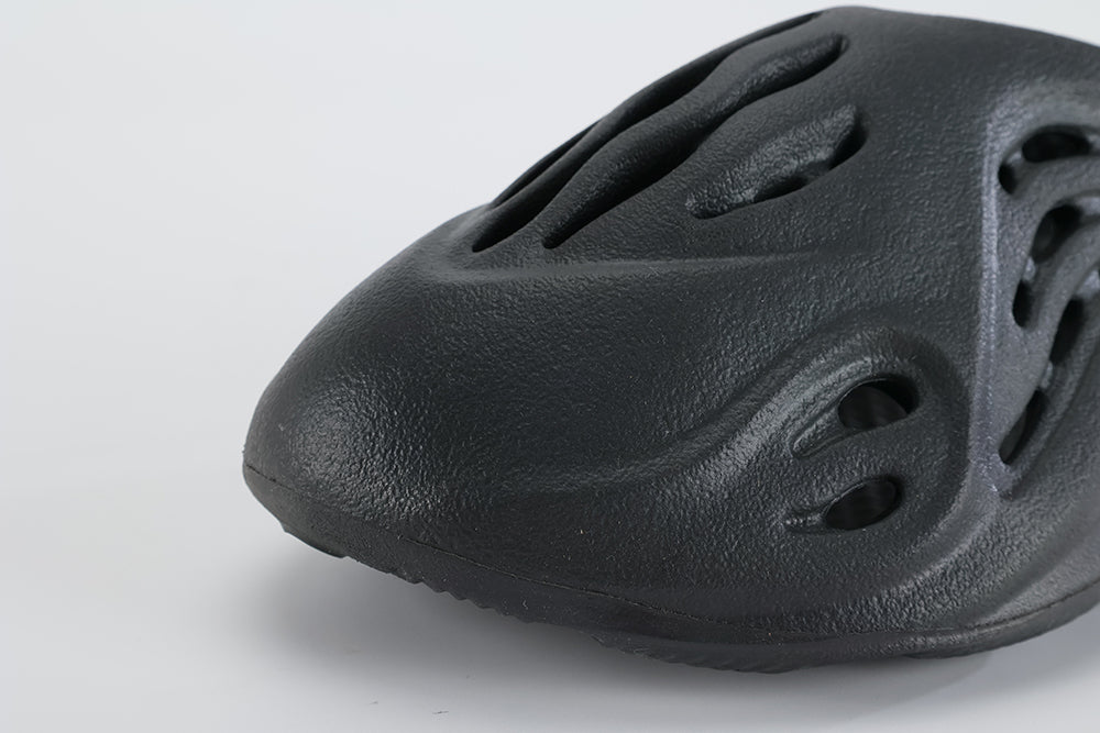 Yeezy Foam Runner ‘Onyx’ - image 8