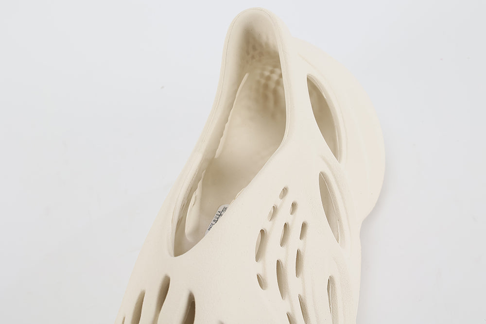 Yeezy Foam Runner ‘Sand’ - image 7
