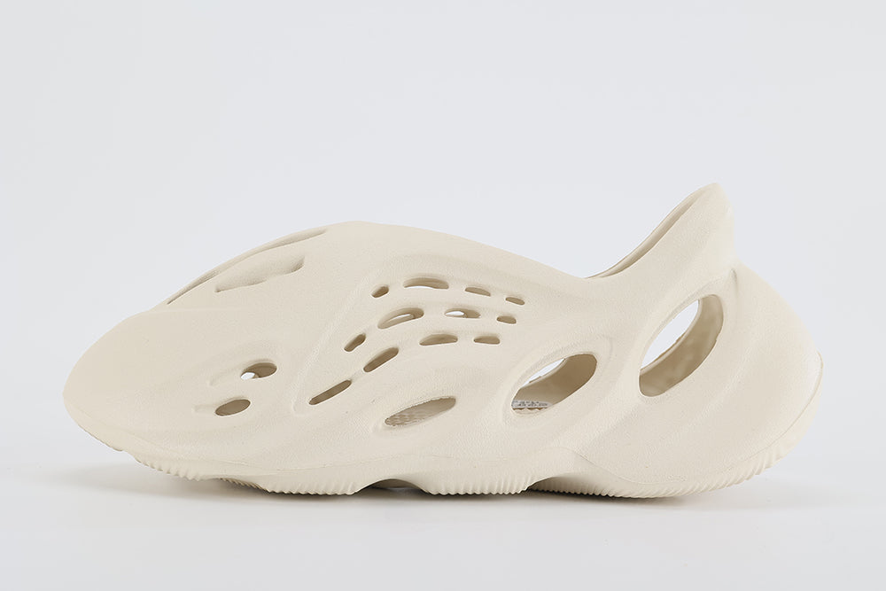 Yeezy Foam Runner ‘Sand’ - image 9