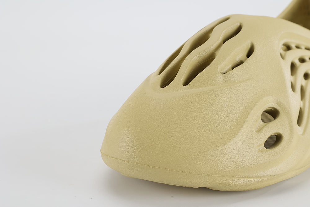 Yeezy Foam Runner ‘Sulfur’ - image 3
