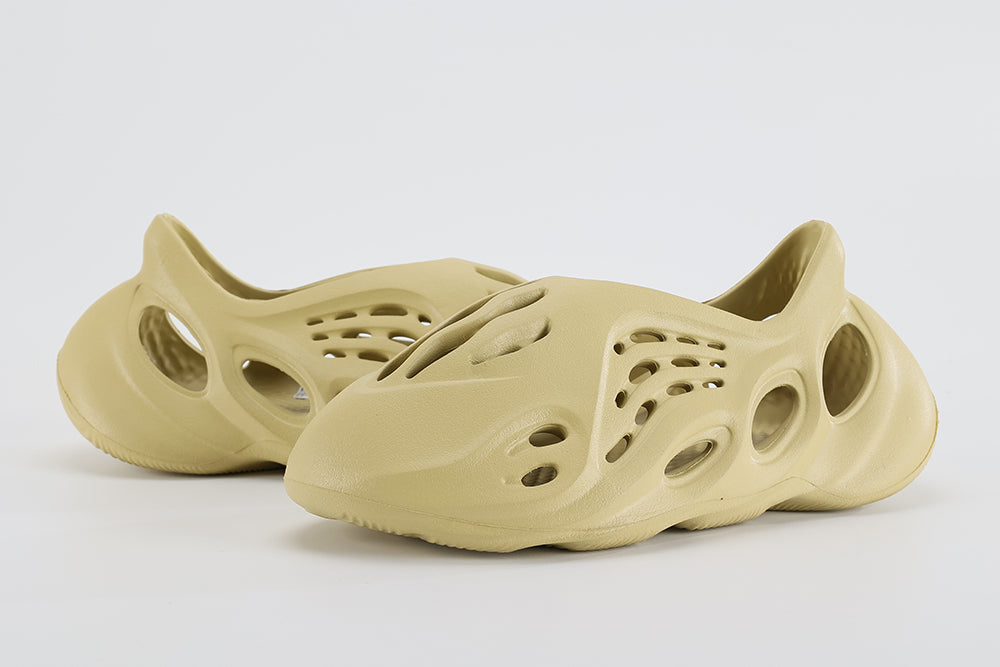 Yeezy Foam Runner ‘Sulfur’ - image 4
