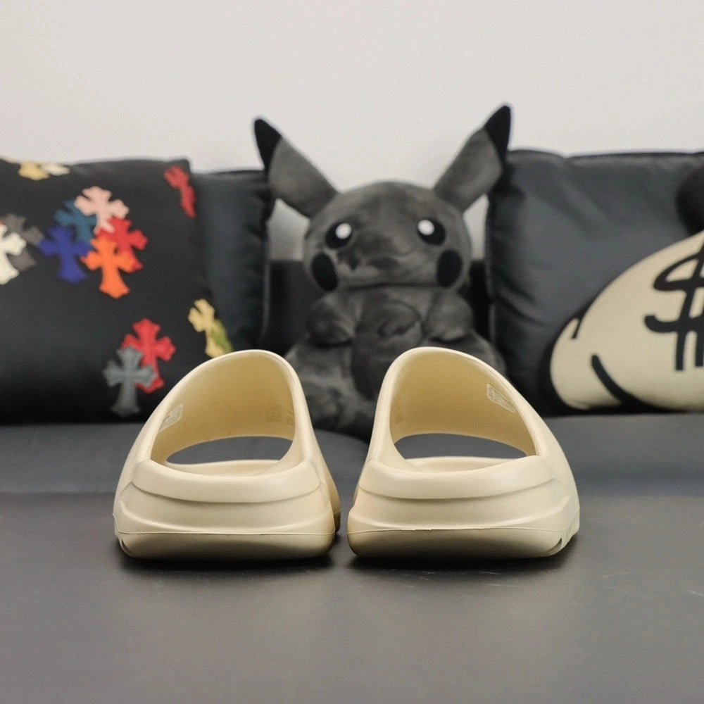 Yeezy Slides ‘Bone’ - image 4