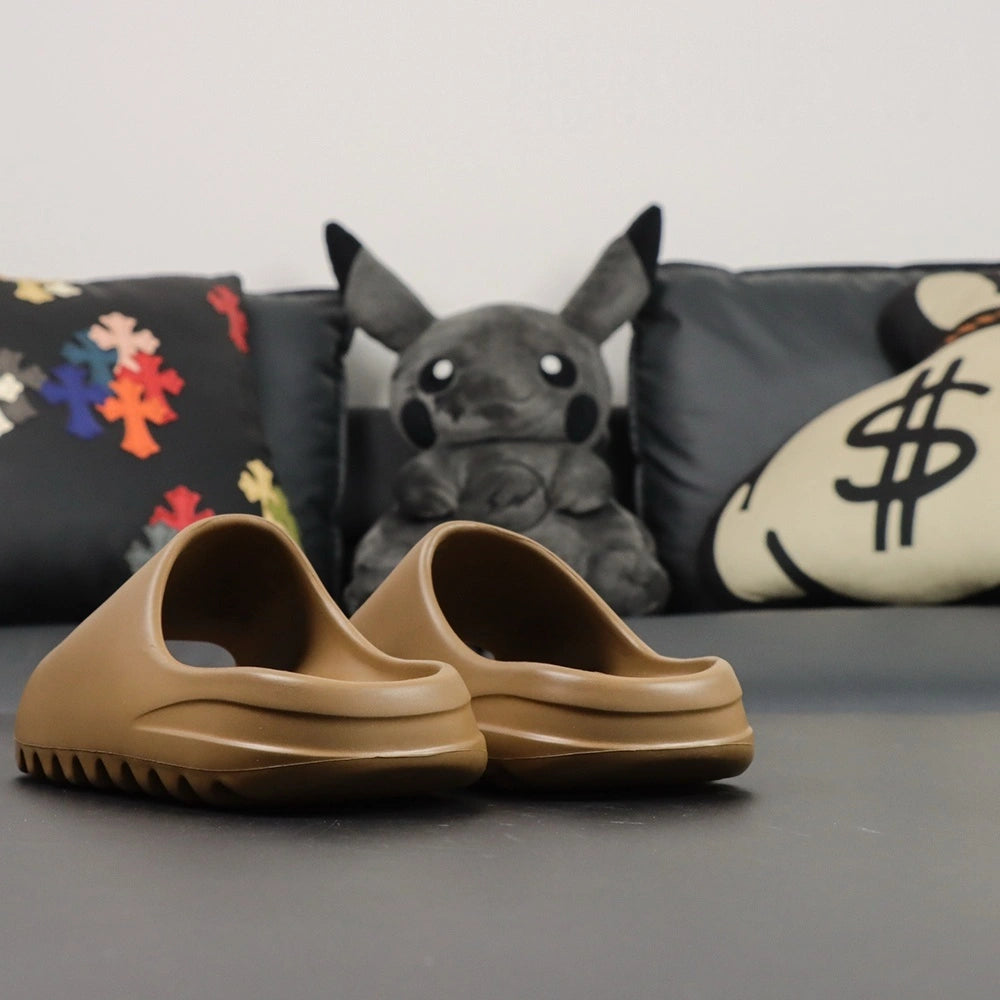 Yeezy Slides ‘Earth Brown’ - image 2