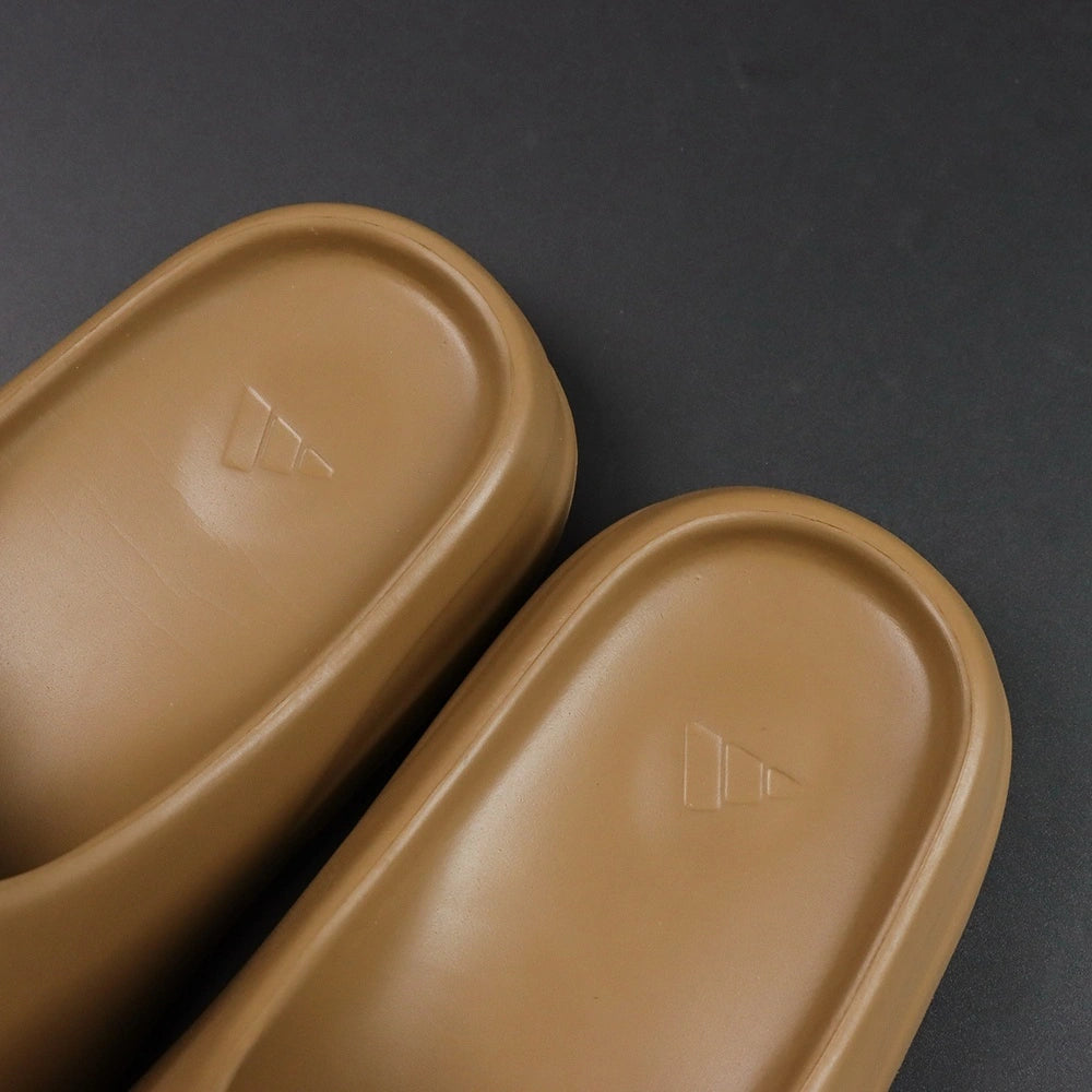 Yeezy Slides ‘Earth Brown’ - image 3