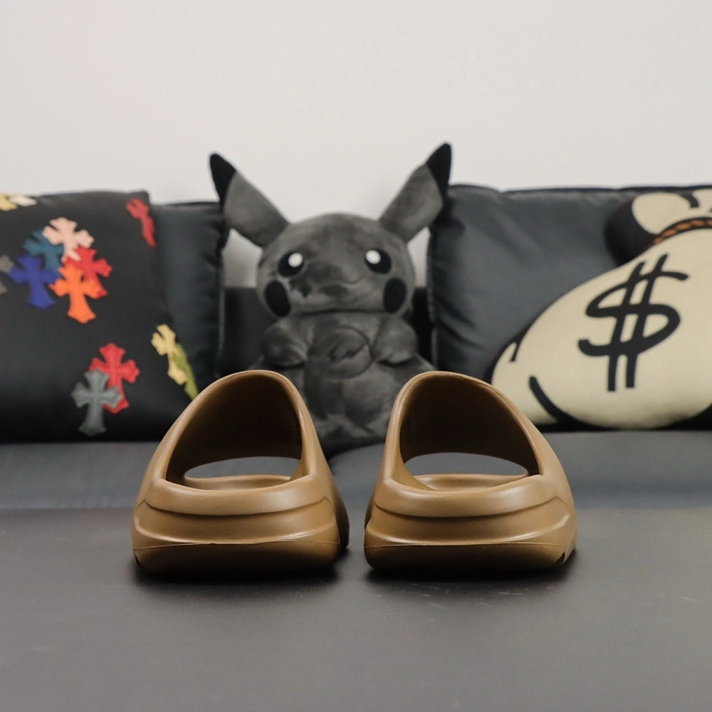 Yeezy Slides ‘Earth Brown’ - image 8