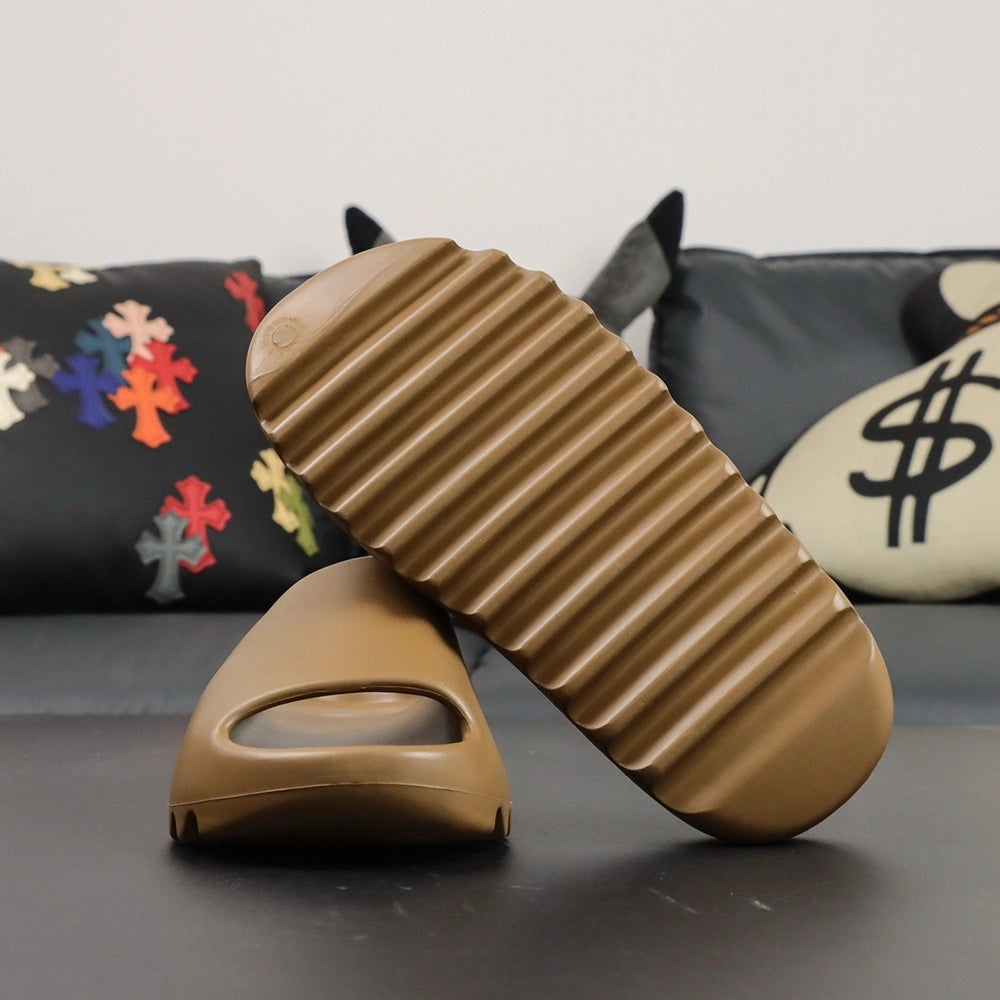Yeezy Slides ‘Earth Brown’ - image 9