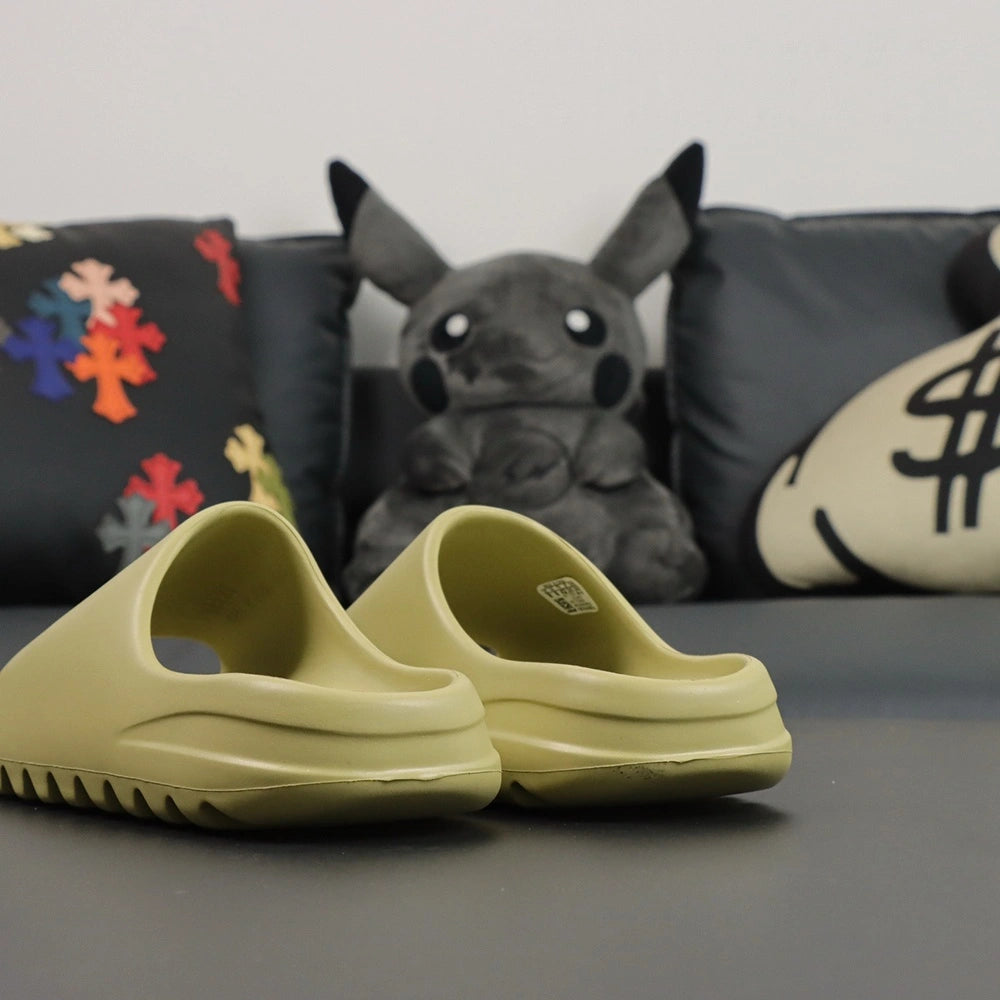 Yeezy Slides ‘Resin’ - image 3