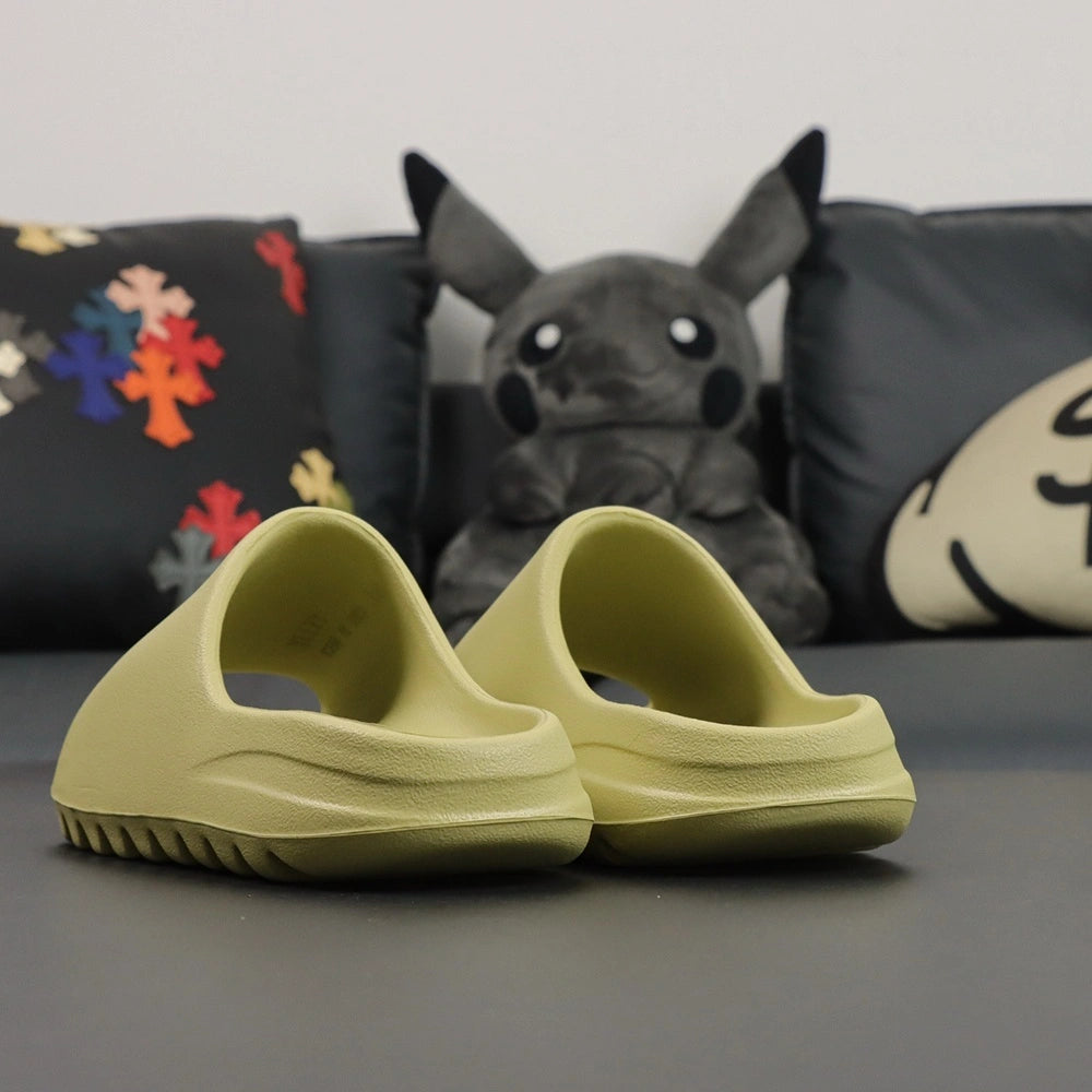 Yeezy Slides ‘Resin’ 2022 - image 2