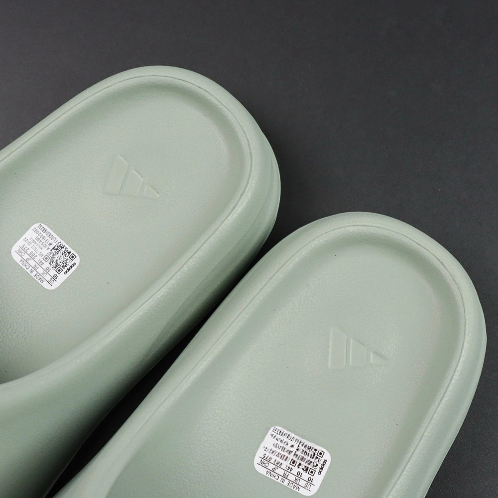 Yeezy Slides ‘Salt’ - image 4